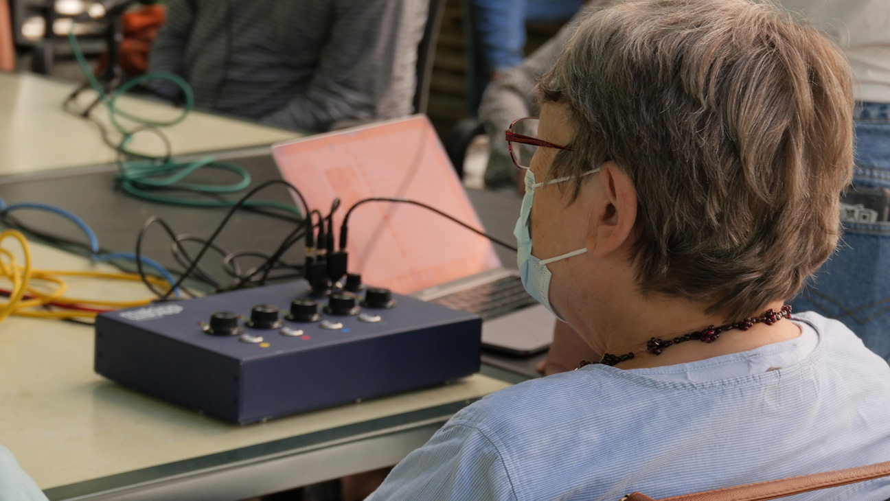 Photo d'un atelier avec une personne âgée en premier plan et la radiobox en arrière plan